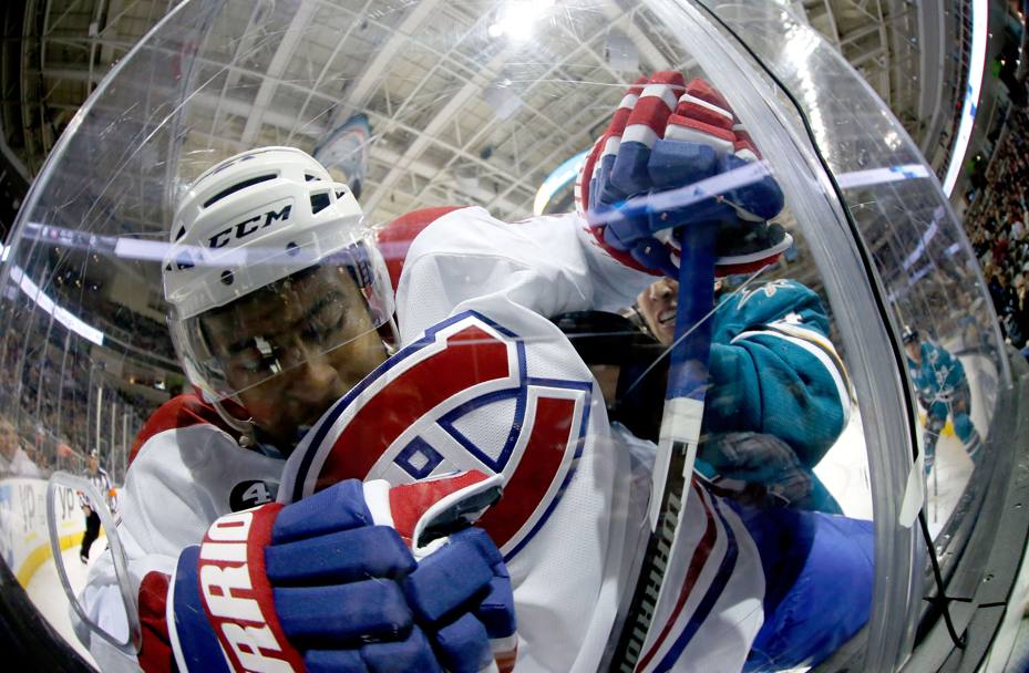 Devante Smith-Pelly dei Montreal Canadiens spinto contro il vetro da Brenden Dillon dei San Jose Sharks (Afp)